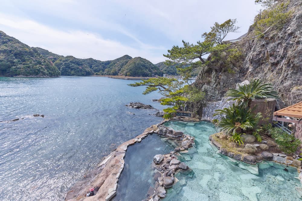 南紀勝浦温泉：自然豊かな海辺の温泉地